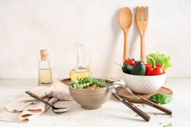 Beyaz arka planda domatesli taze sebze salatası.