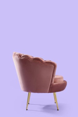 Leylak arka planında güzel pembe bir koltuk