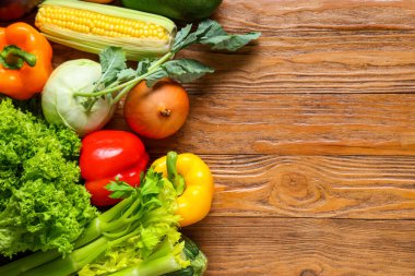 Ahşap arka planda farklı taze sebzeler