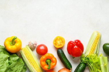 beyaz arkaplanda farklı taze sebzeler