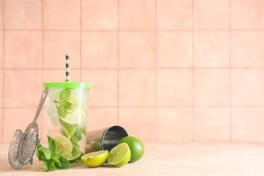 Bir bardak taze mojito kokteyli, limonlu ve nane şekerli.