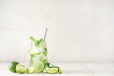 Mason kavanozu taze mojito kokteyli, limonlu ve nane şekerli beyaz fayanslı.