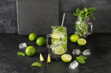 Mason kavanozu taze mojito kokteyli, limonlu ve naneli.