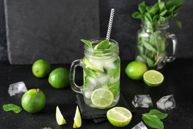 Mason kavanozu taze mojito kokteyli, limonlu ve naneli.