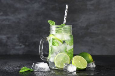 Mason kavanozu taze mojito kokteyli, limonlu ve naneli.