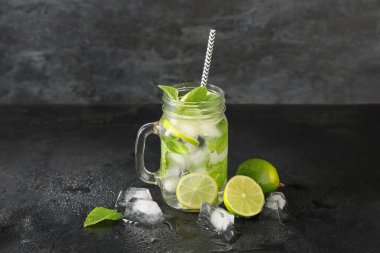Mason kavanozu taze mojito kokteyli, limonlu ve naneli.