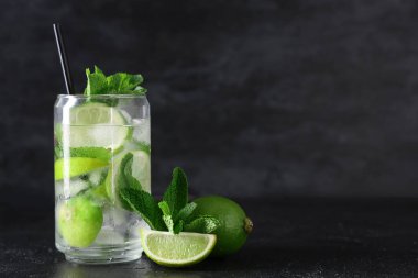 Bir bardak taze mojito kokteyli, limonlu ve naneli.