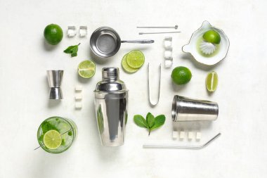 Beyaz arkaplanda taze Mojito kokteyli hazırlamak için gereken malzemeler ve araçlar