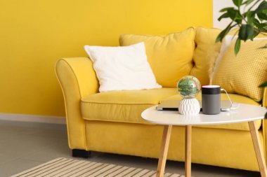 Oturma odasındaki masada dizüstü bilgisayar ve dekor ile hava nemlendirici.