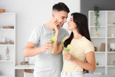 Evde bir bardak mojito içen mutlu genç çift.