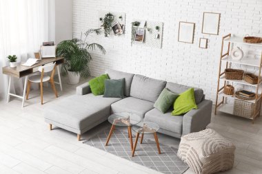 Gri kanepeli oturma odası, işyeri, sehpa ve tahta.