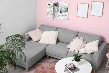 Oturma odası, rahat kanepe, sehpa, çiçek ve tahta.