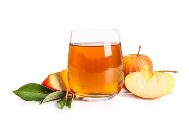 Beyaz arka planda bir bardak taze elma suyu