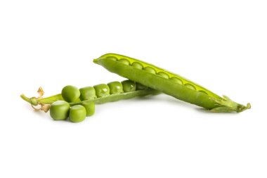 Beyaz arkaplanda yeşil bezelyeler