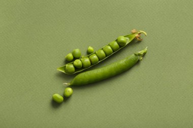 Yeşil zemin üzerinde taze bezelyeler