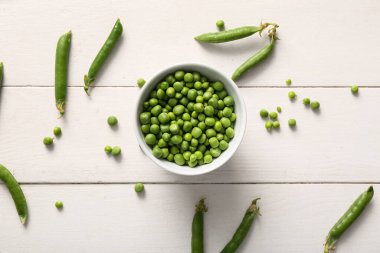 Beyaz ahşap zemin üzerine yeşil bezelye