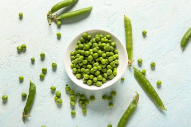 Arka planda bir kase yeşil bezelye