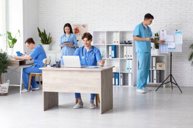 Klinikte çalışan bir grup genç doktor.