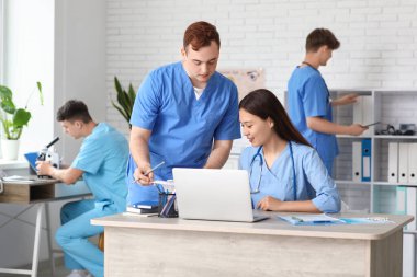 Genç doktor klinikte çalışan