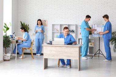 Klinikte çalışan bir grup genç doktor.