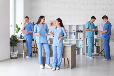 Klinikte çalışan bir grup genç doktor.