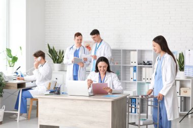 Klinikte çalışan kadın doktorlar