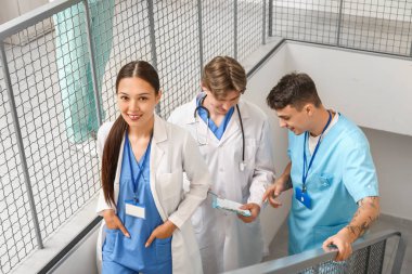 Klinikteki genç doktorlar