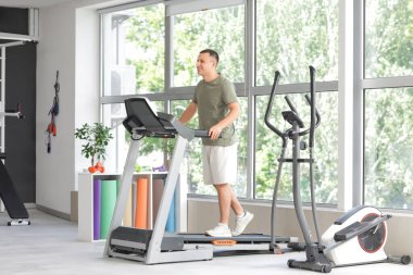 Spor salonunda treadmill eğitim sportif genç adam