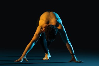 siyah arka plan üzerinde kas genç adam