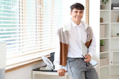 İş yerinin yakınındaki erkek muhasebeci.