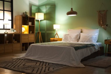 Karanlık yatak odasının içi, rahat yatak odası, lambalar ve katlanır ekran.