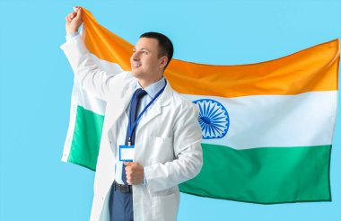Mavi arka planda Hindistan bayrağı olan erkek doktor. Ulusal Doktorların Günü kutlaması
