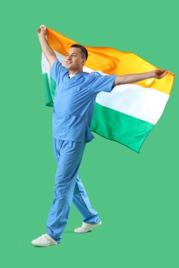 Yeşil arka planda Hindistan bayrağı olan bir erkek doktor. Ulusal Doktorların Günü kutlaması
