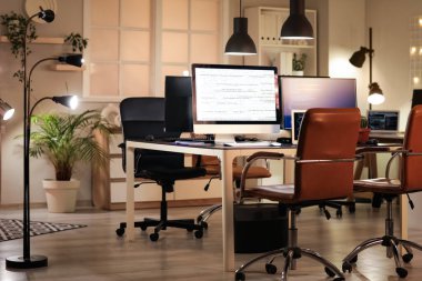 Geceleri bilgisayar monitörlü programcının işyeri