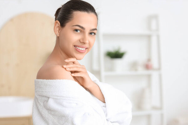 Красивая молодая счастливая женщина в халате дома