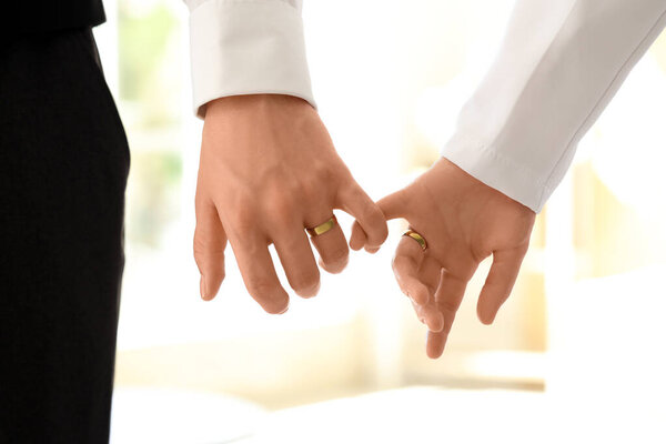 Молодожены с кольцами в день свадьбы, крупным планом