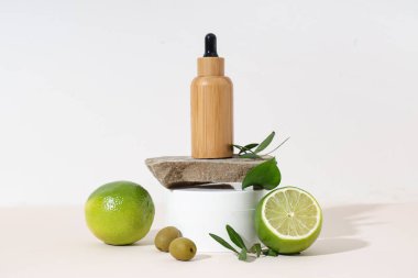 Beyaz zemin üzerinde doğal kozmetik ürünü ve limon olan güzel bir kompozisyon