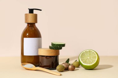 Bej arka planda doğal kozmetik ürünleri ve malzemelerle güzel bir kompozisyon