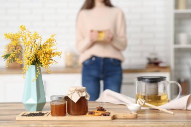 Mutfaktaki masada ballı yeşil çay.
