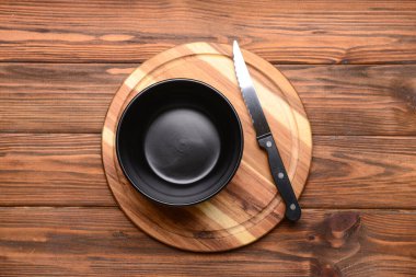 Tahta kesme ve ahşap arka planda bowling