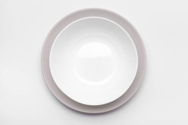 Beyaz arkaplanda temiz beyaz plakalar