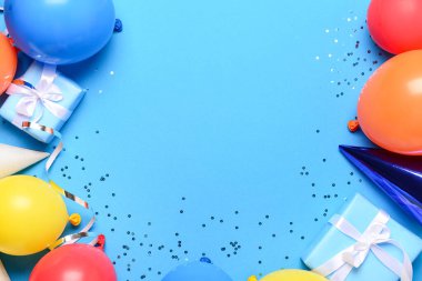 Mavi arka planda hediye kutuları, balonlar ve konfetilerden yapılmış çerçeve