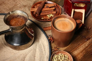 Ahşap zemin üzerinde bir fincan Türk kahvesi