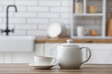 Mutfaktaki ahşap masada çay ve çaydanlık.