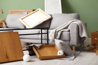 Depremden sonra yıkılmış oturma odasının içi.