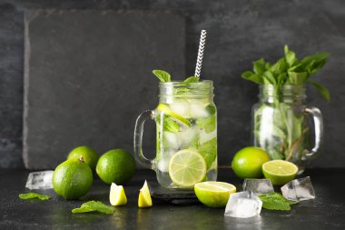 Mason kavanozu taze mojito kokteyli, limonlu ve naneli.