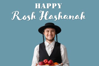 Rosh Hashanah 'a (Yahudi Yeni Yılı) Hasidik Yahudi adamın elinde elma tuttuğu tebrik kartı.