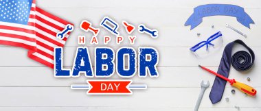 Beyaz ahşap arka planda ABD bayrağı ve kravatlı İşçi Bayramı afişi 