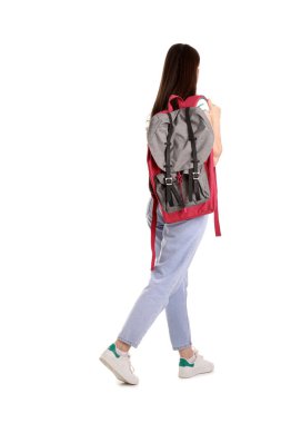 Beyaz arka planda sırt çantalı bayan öğrenci.