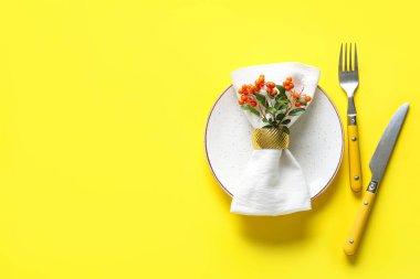 Sarı arka planda deniz dikenli sonbahar masası.